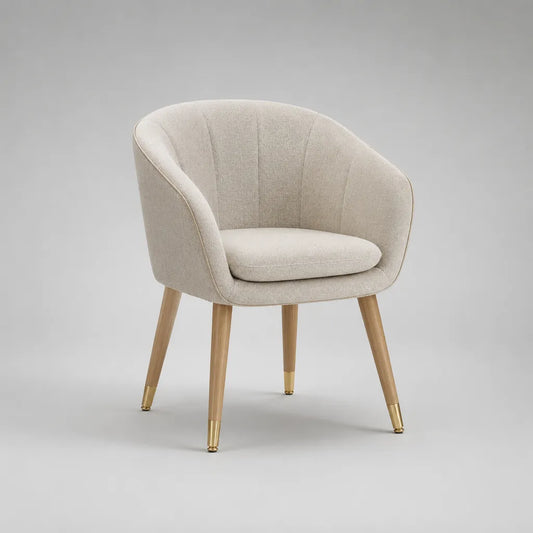 Polstersessel mit Armlehnen, Polyesterbezug und Massivholzbeinen, Beige/Naturholzfarben/Messingfarben, 69 × 67 × 81 cm